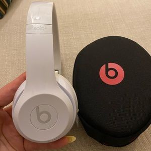 Beats solo 3 wireless headphone in white